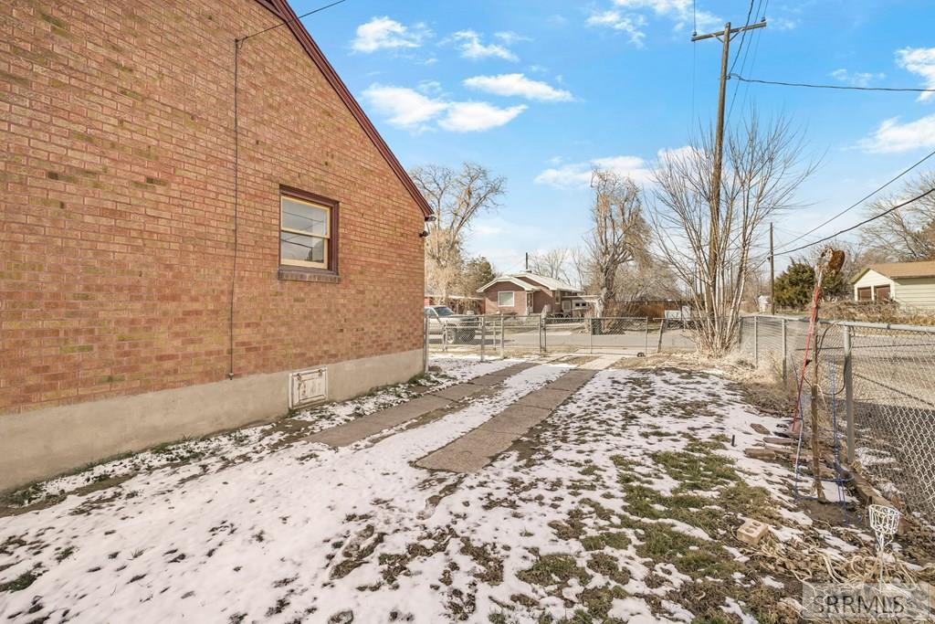 1115 East Wyeth Street Pocatello, ID 83201 - Photo 6 of 32 Driveway