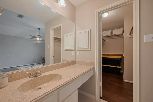 a en suite bathroom with a sink and a mirror
