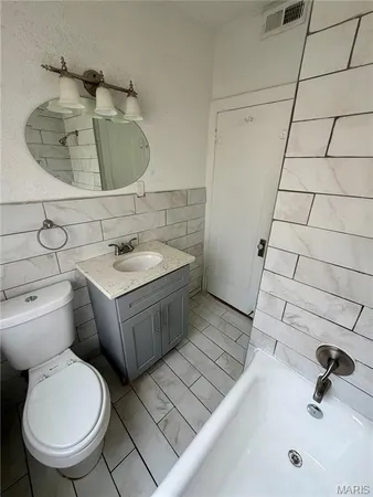 $1,595 | 7355 Lindell Boulevard, Unit 302, University City, MO 63130