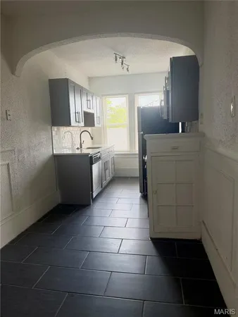 $1,595 | 7355 Lindell Boulevard, Unit 302, University City, MO 63130