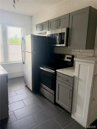 $1,595 | 7355 Lindell Boulevard, Unit 302, University City, MO 63130