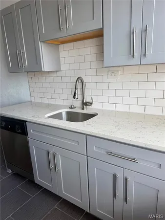 $1,595 | 7355 Lindell Boulevard, Unit 302, University City, MO 63130