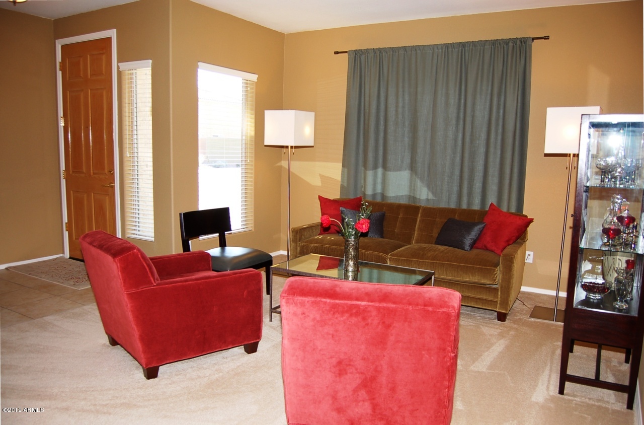 846 East Riviera Place Chandler, AZ 85249 - Photo 8 of 32 Living Room