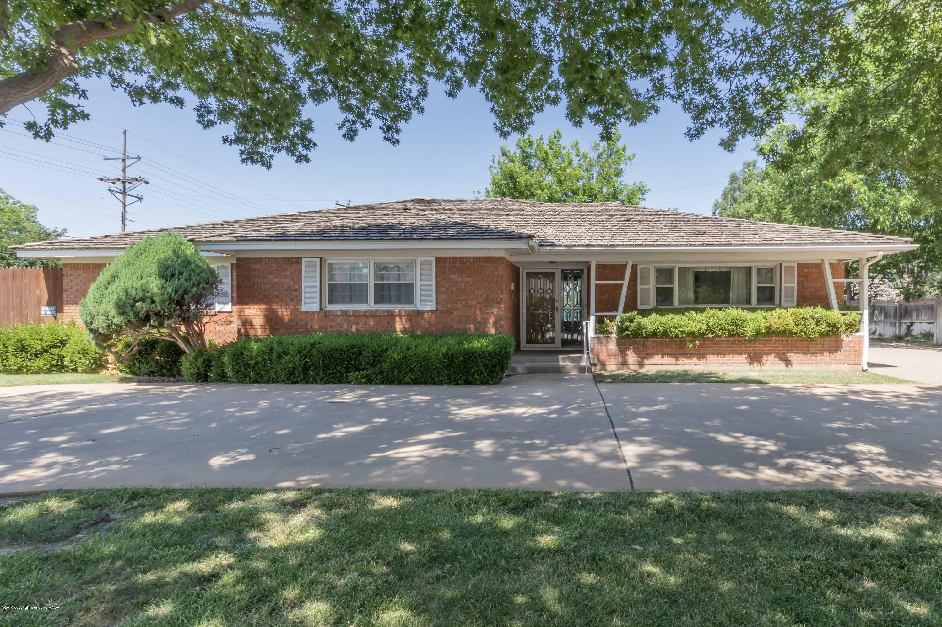 3228 South Travis Street Amarillo, TX 79109 - Photo 1 of 44 a view of outdoor space yard and front view of a house