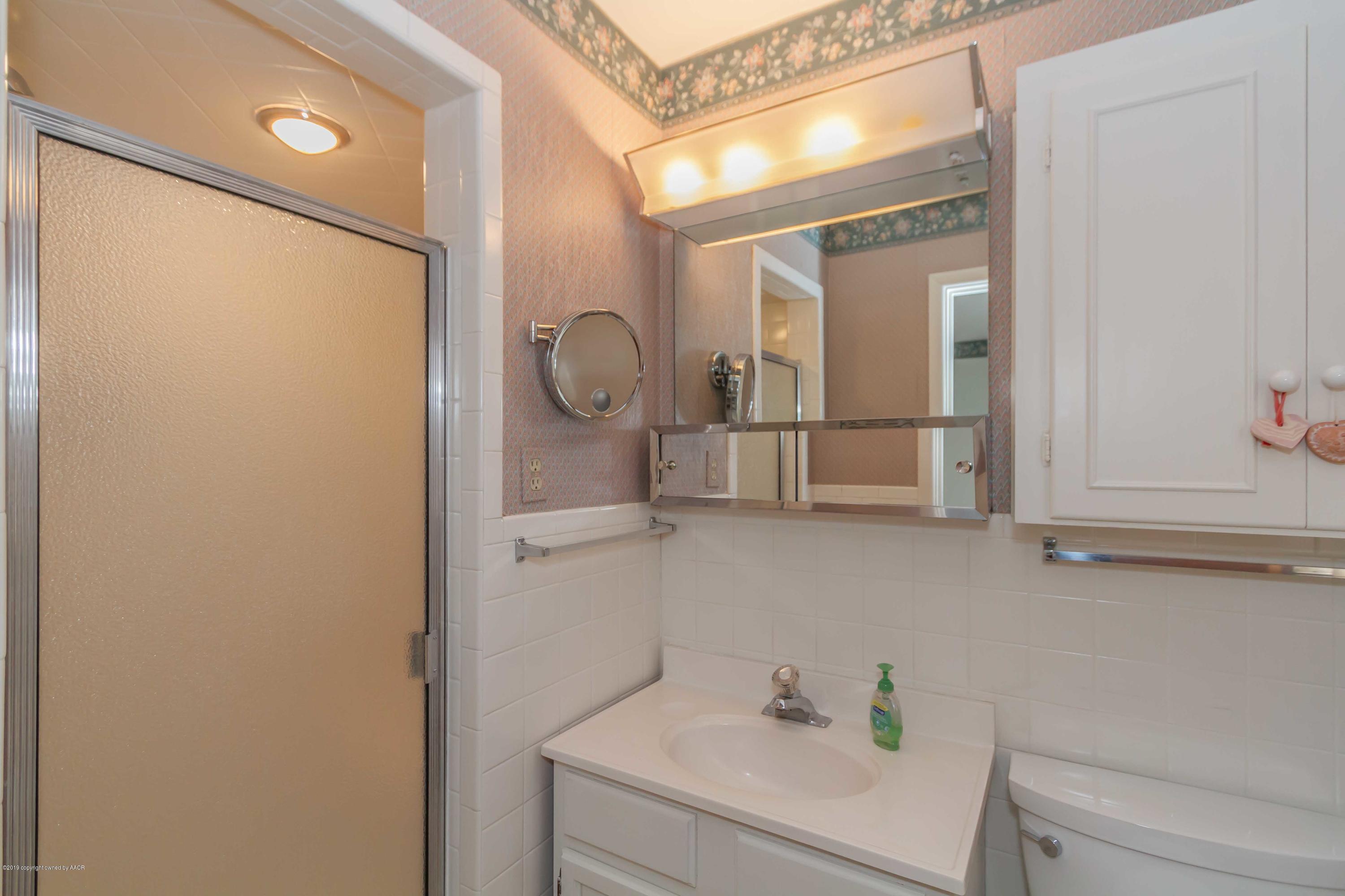 3228 South Travis Street Amarillo, TX 79109 - Photo 25 of 44 a bathroom with a sink a toilet and shower