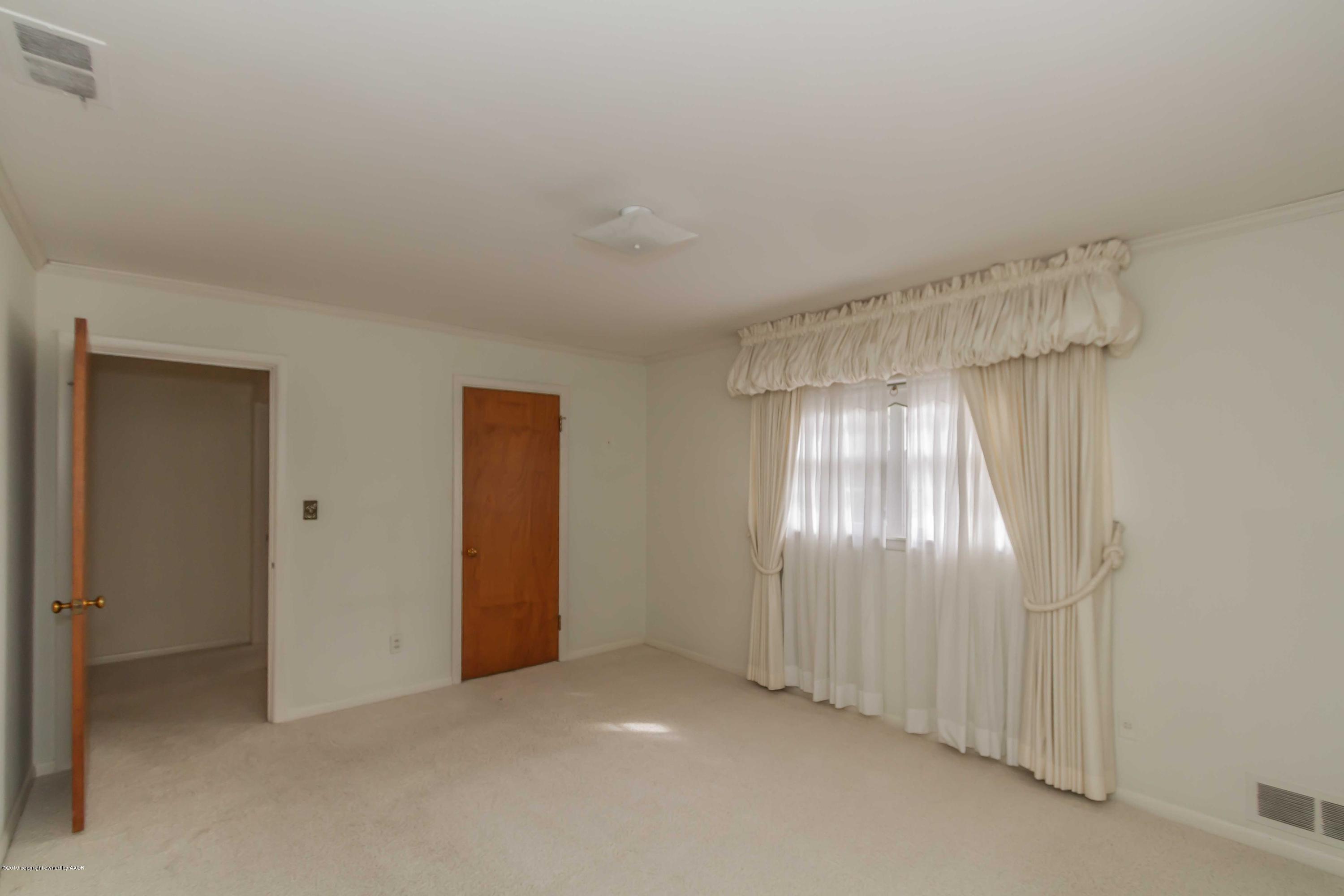 3228 South Travis Street Amarillo, TX 79109 - Photo 29 of 44 an empty room with windows and closet