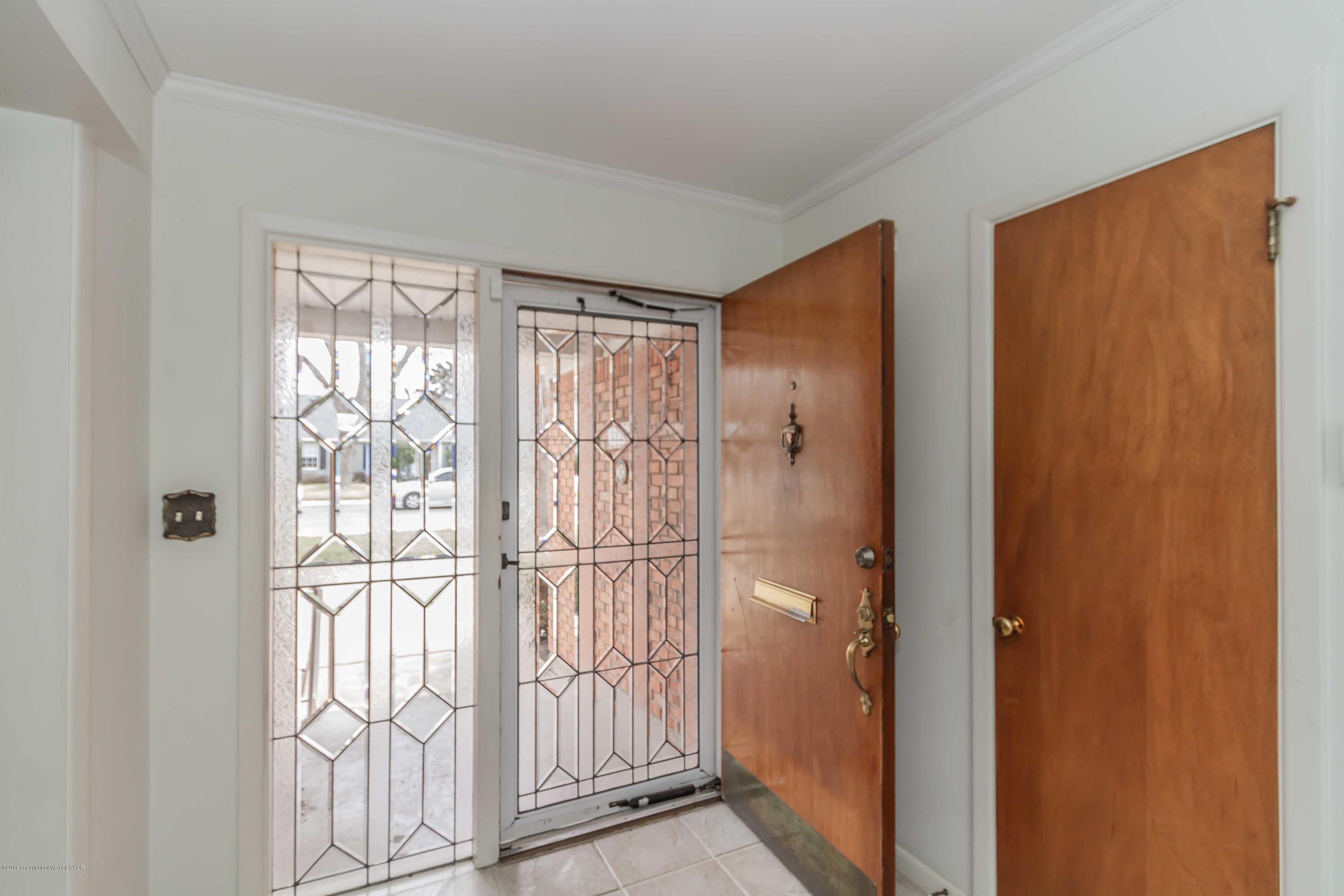 3228 South Travis Street Amarillo, TX 79109 - Photo 4 of 44 a view of entryway with wooden floor
