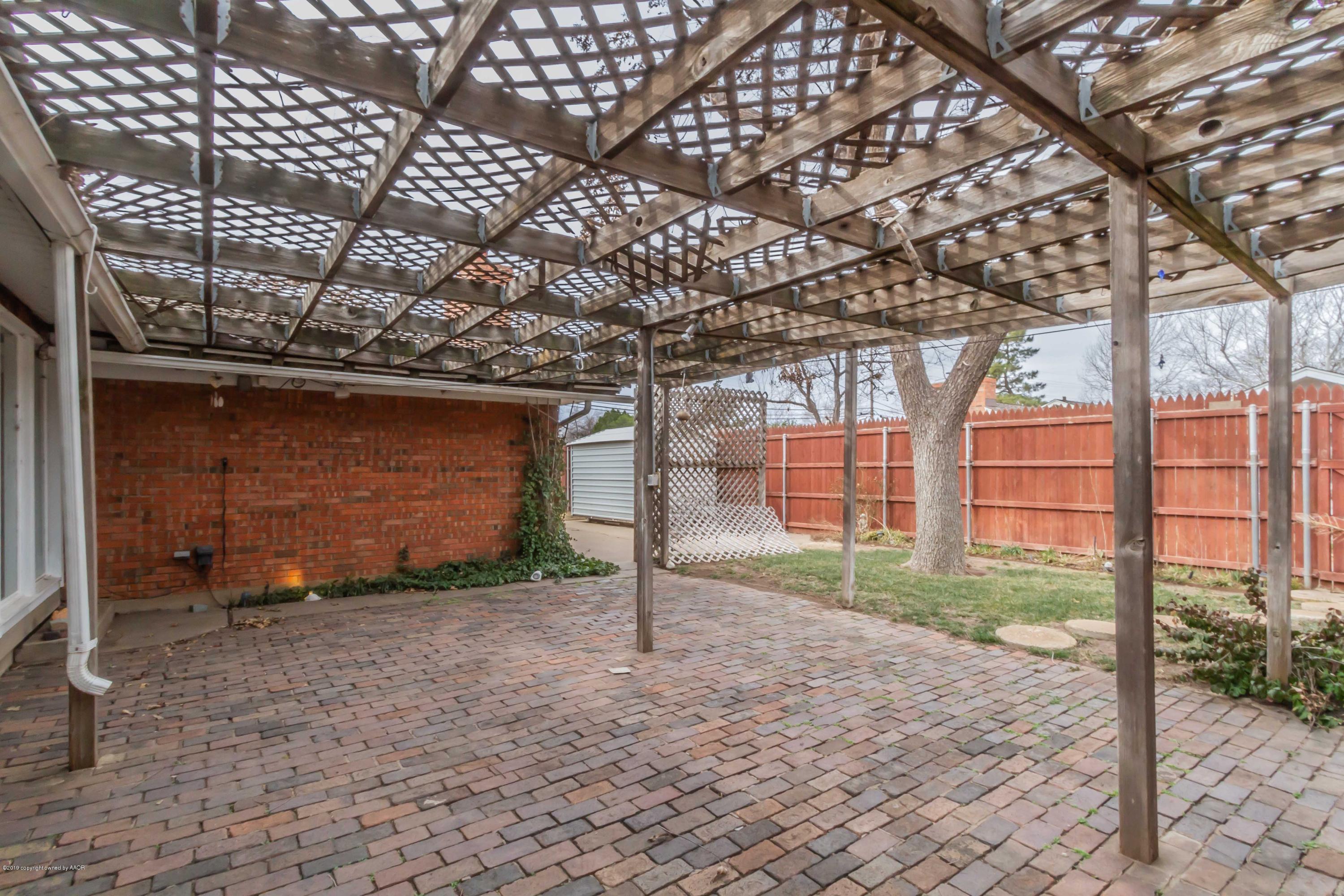 3228 South Travis Street Amarillo, TX 79109 - Photo 39 of 44 a view of a backyard