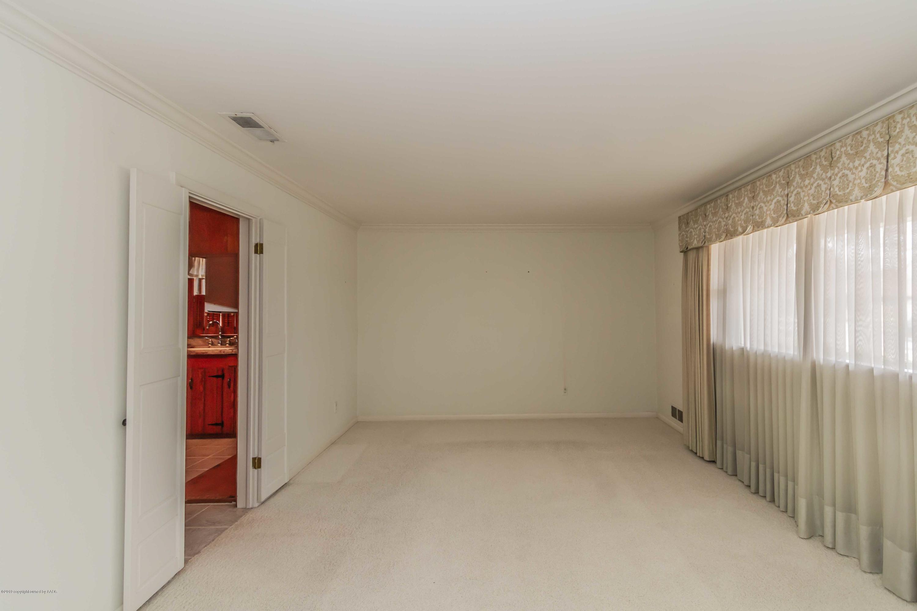 3228 South Travis Street Amarillo, TX 79109 - Photo 5 of 44 an empty room with windows