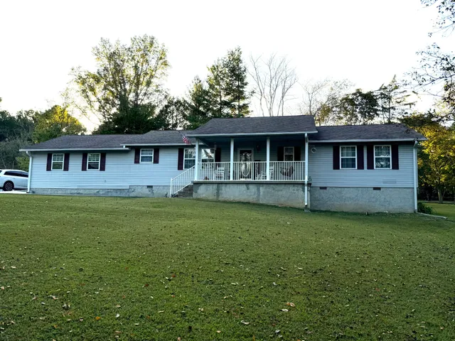 a view of a house with a backyard
