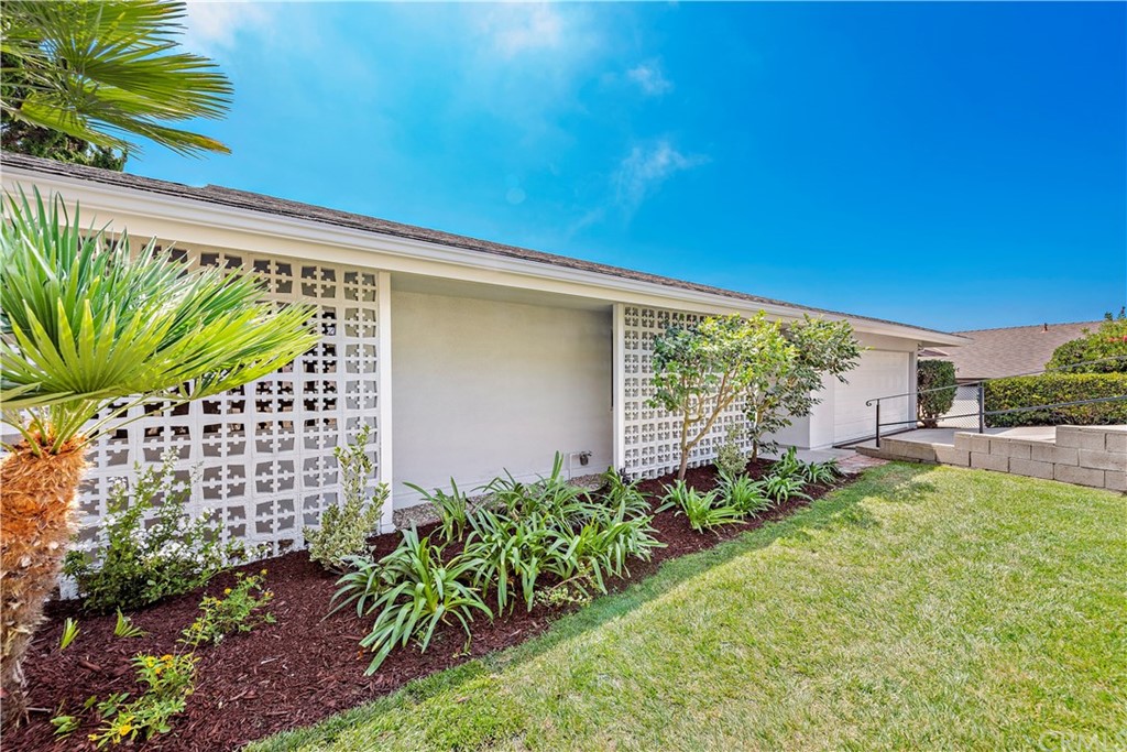 2809 Chillon Way Laguna Beach, CA 92651 - Photo 7 of 32 a view of a garden with plants