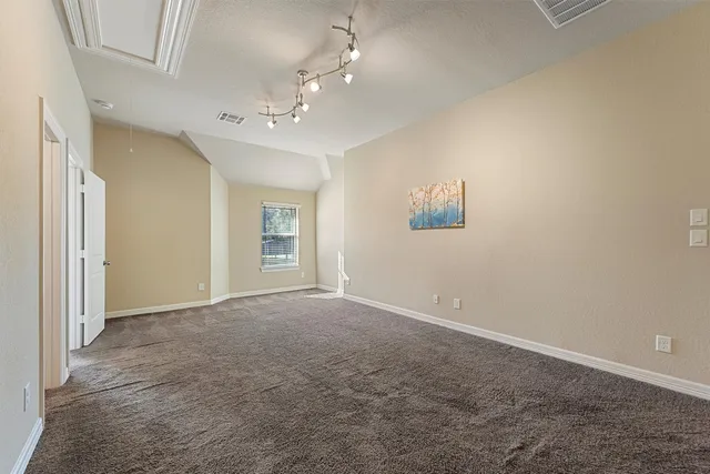 en empty room with windows and ceiling fan