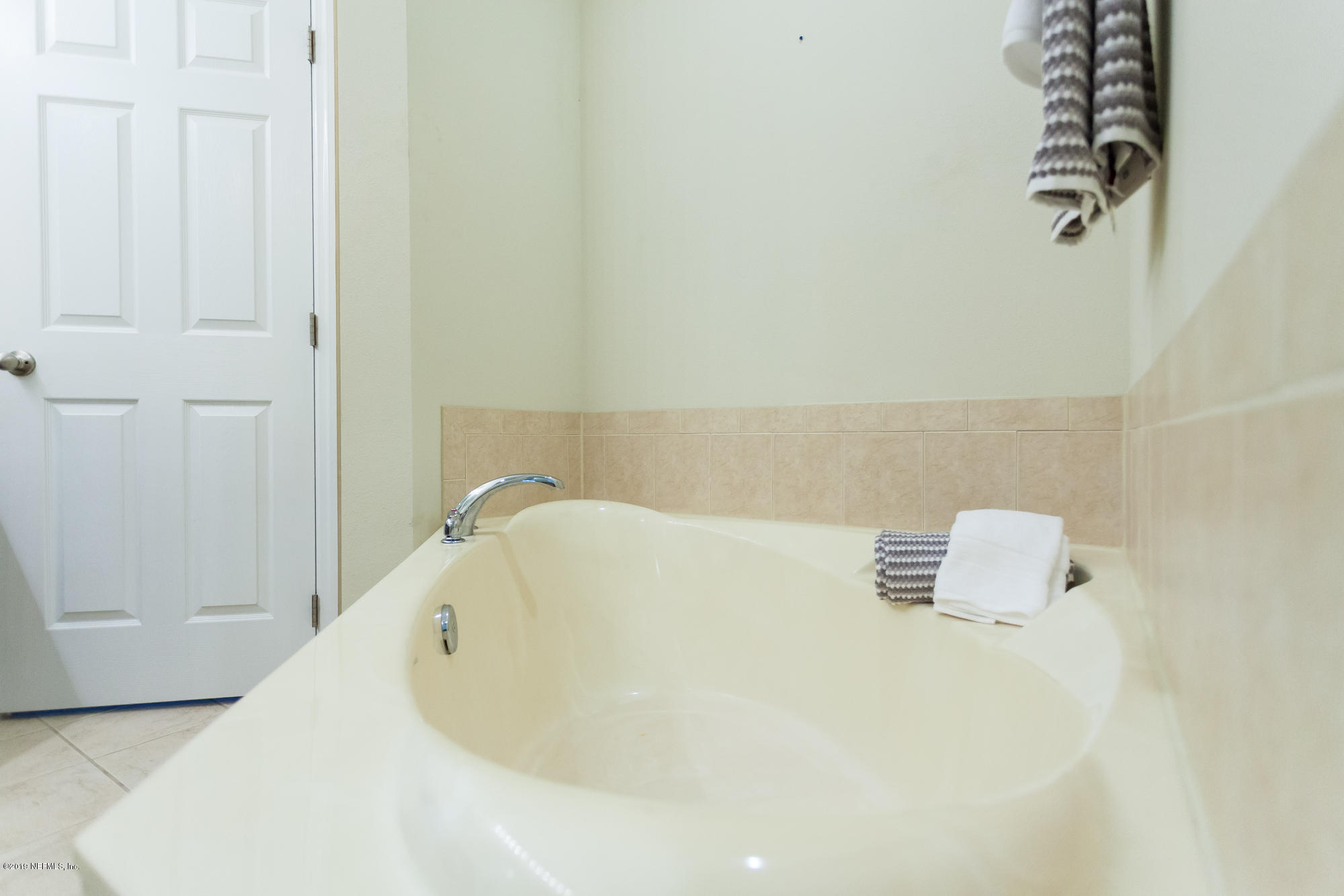 3256 Chestnut Ridge Way Orange Park, FL 32065 - Photo 14 of 39 a bathroom with a bathtub