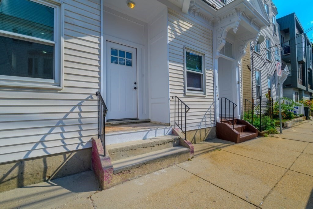 28-30 Chestnut Avenue, Unit 3 Boston, MA 02130 - Photo 10 of 17 a house view with a sitting space