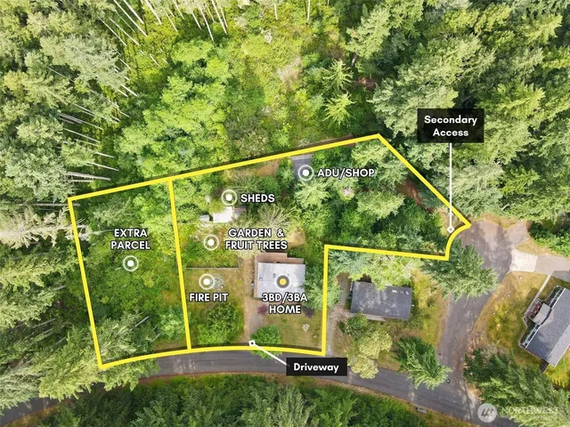 a view of a small yard