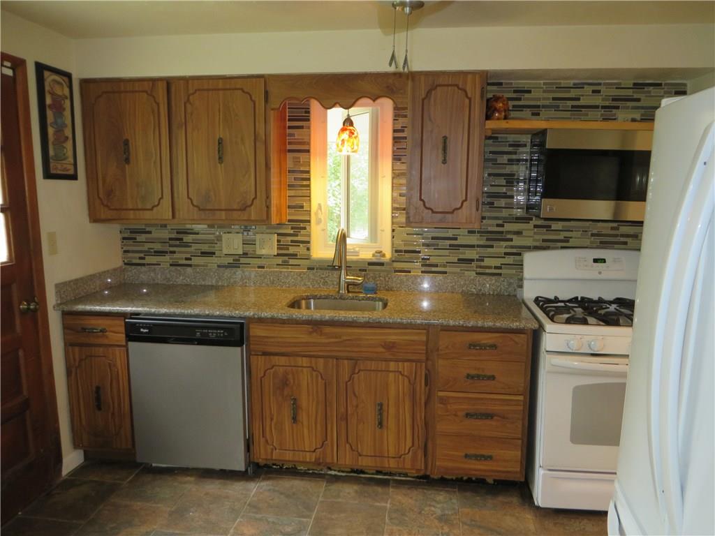 137 Poplar Ridge Road Penn Hills, PA 15235 - Photo 3 of 25 Kitchen with granite counter and all appliances stay