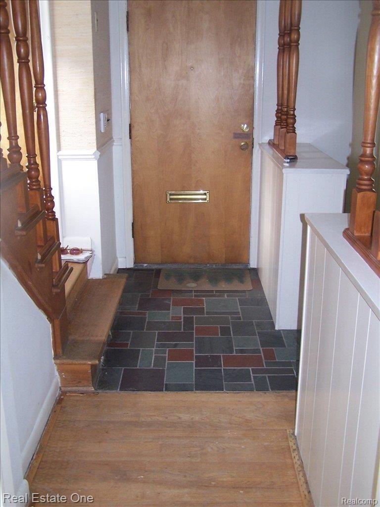 119 Maplefield Road Pleasant Ridge, MI 48069 - Photo 2 of 19 Foyer
