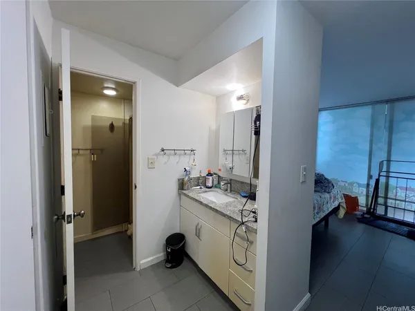a en suite bathroom with a sink and a mirror