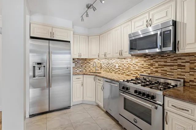 $375,000 | 157 Hempstead Avenue, Unit B20, Lynbrook, NY 11563