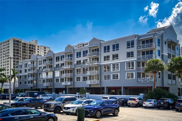 $3,100 | 2642 Collins Avenue, Unit 307, Miami Beach, FL 33140