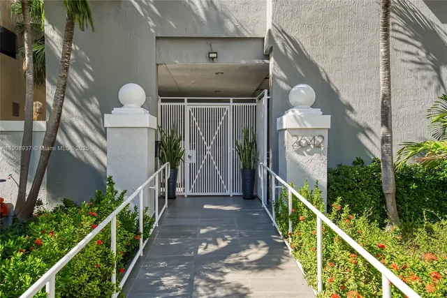 $3,100 | 2642 Collins Avenue, Unit 307, Miami Beach, FL 33140