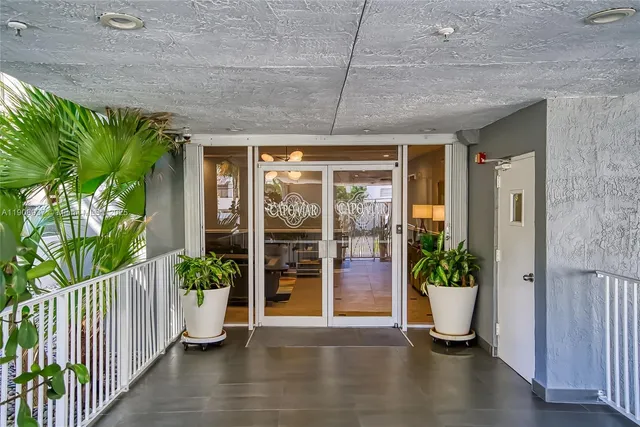 $3,100 | 2642 Collins Avenue, Unit 307, Miami Beach, FL 33140