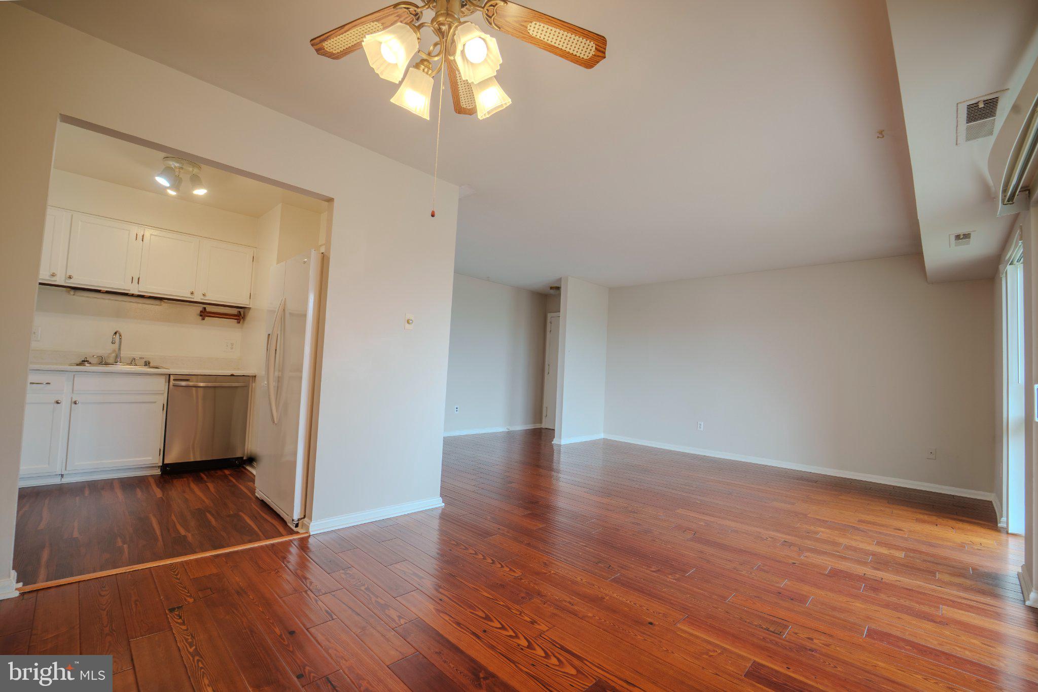6147 Edsall Road, Unit N Alexandria, VA 22304 - Photo 5 of 28 Spacious, sunlit open living area.