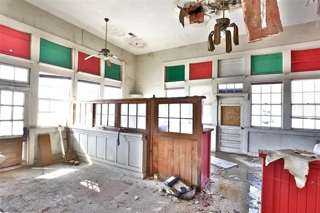 a view of livingroom with furniture and windows