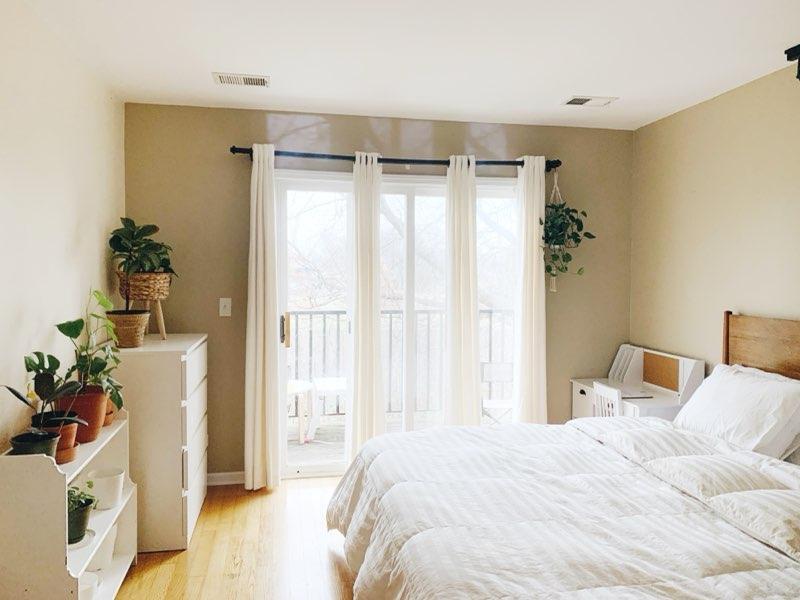 2367 Chelsea Road Northbrook, IL 60062 - Photo 5 of 7 a bedroom with a bed and a potted plant