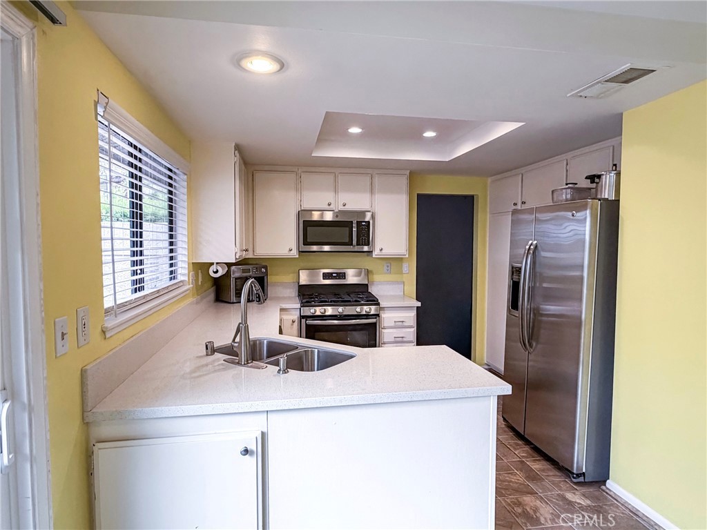 929 Thistlegate Road Oak Park, CA 91377 - Photo 14 of 27 Gallery Image 14