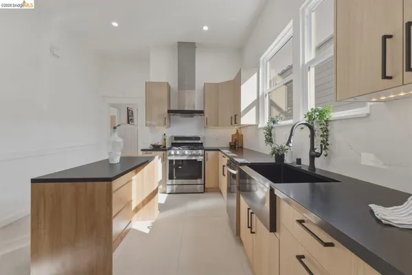 $1,100,000 | 523 25th Street, Oakland, CA 94612