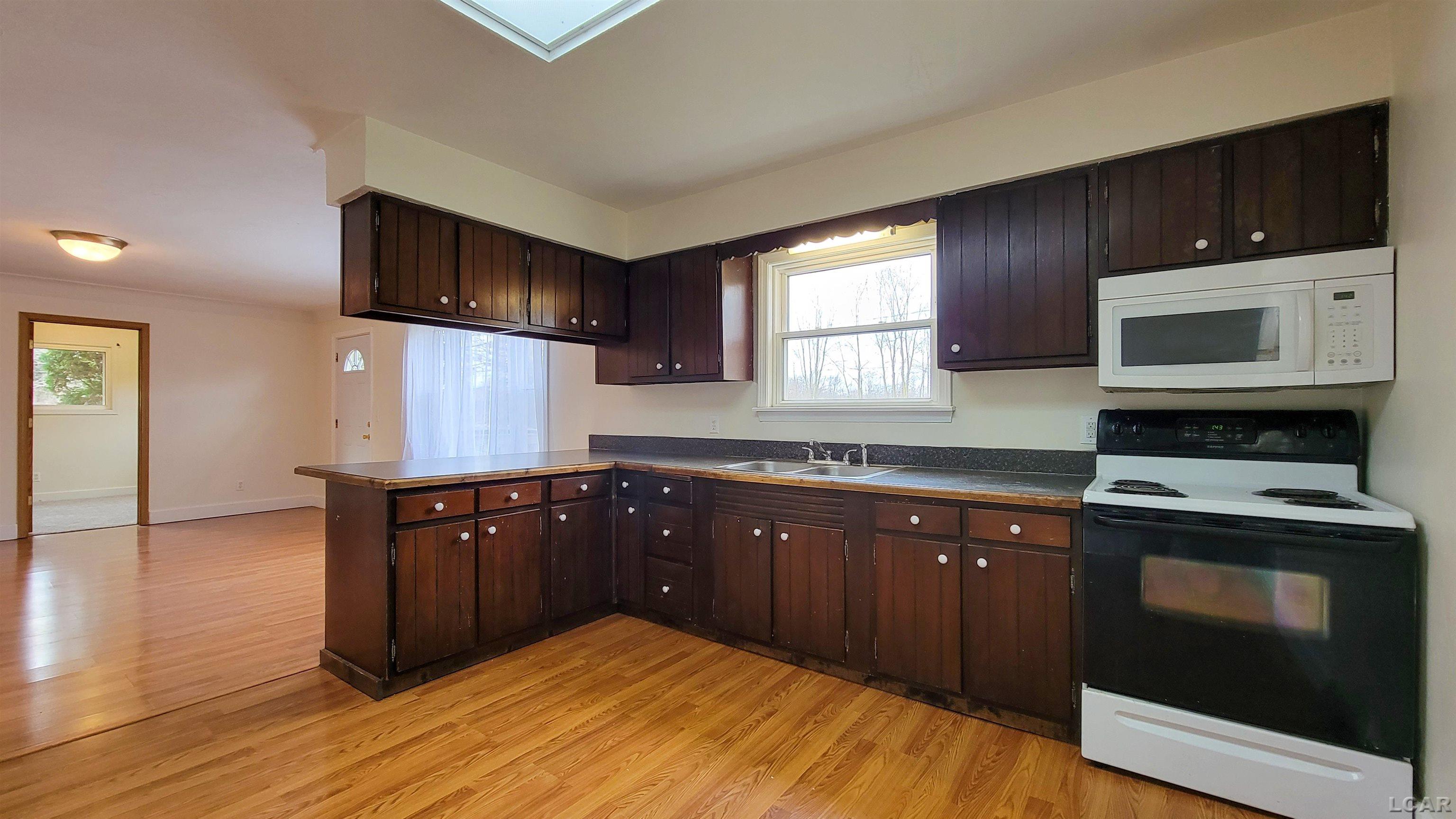 1205 West Carleton Road Adrian, MI 49221 - Photo 4 of 17 50095304-3.JPG