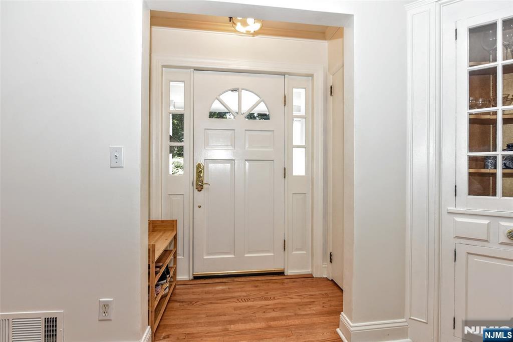 379 Martom Road Wyckoff, NJ 07481 - Photo 6 of 43 Gallery Image 6