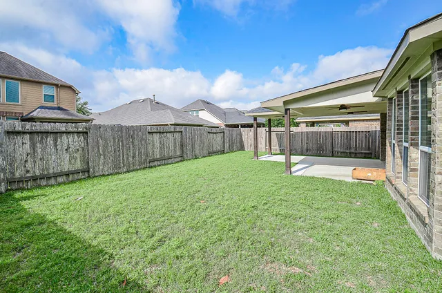 a view of a back yard