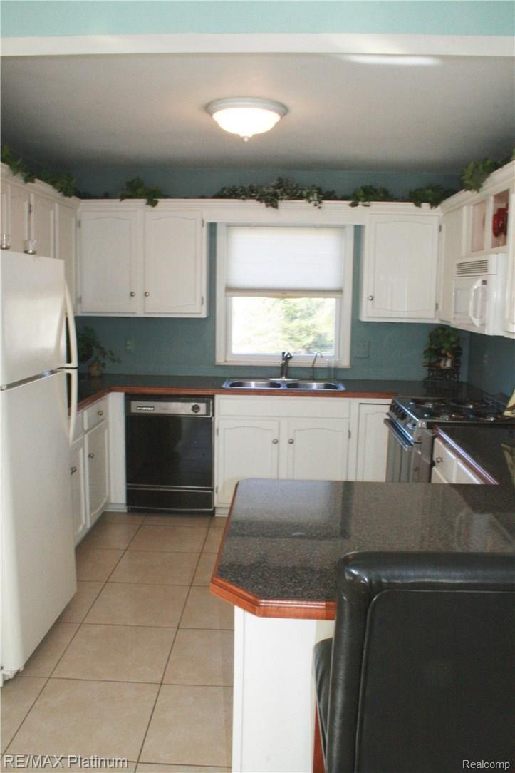 1037 Pine Ridge Road Milford, MI 48380 - Photo 16 of 21 IMG_3004.jpg