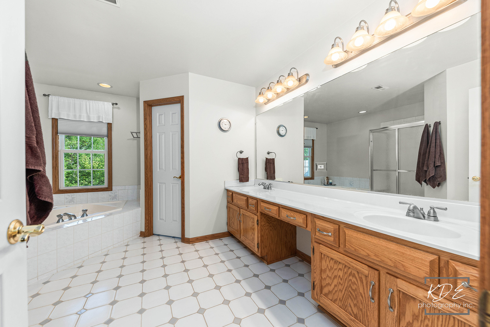 1032 Hamlet Road Naperville, IL 60564 - Photo 25 of 38 a spacious bathroom with a granite countertop sink mirror and bathtub