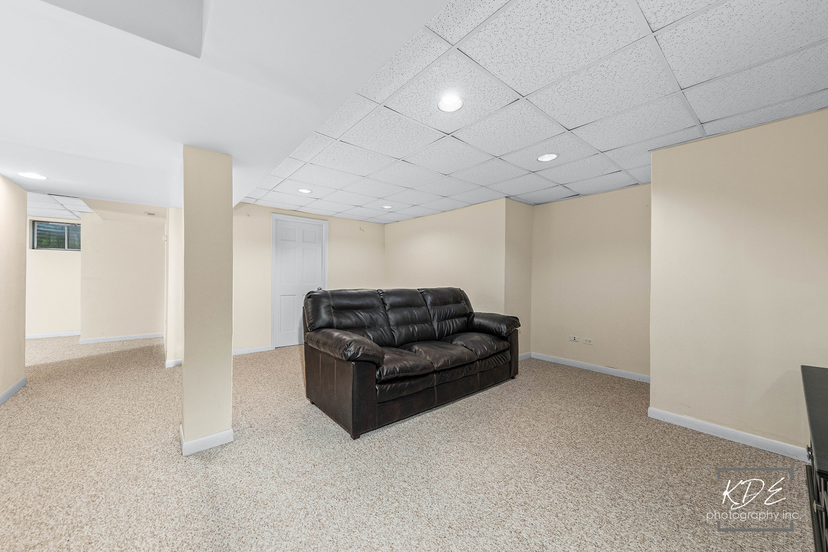 1032 Hamlet Road Naperville, IL 60564 - Photo 32 of 38 a living room with furniture