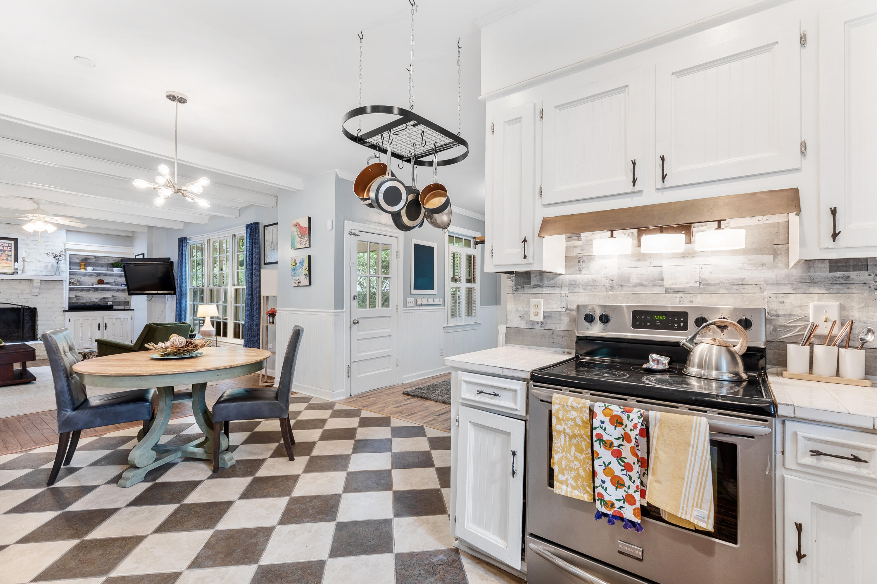 926 Regatta Road Charleston, SC 29412 - Photo 13 of 49 Kitchen with Eat-In Area