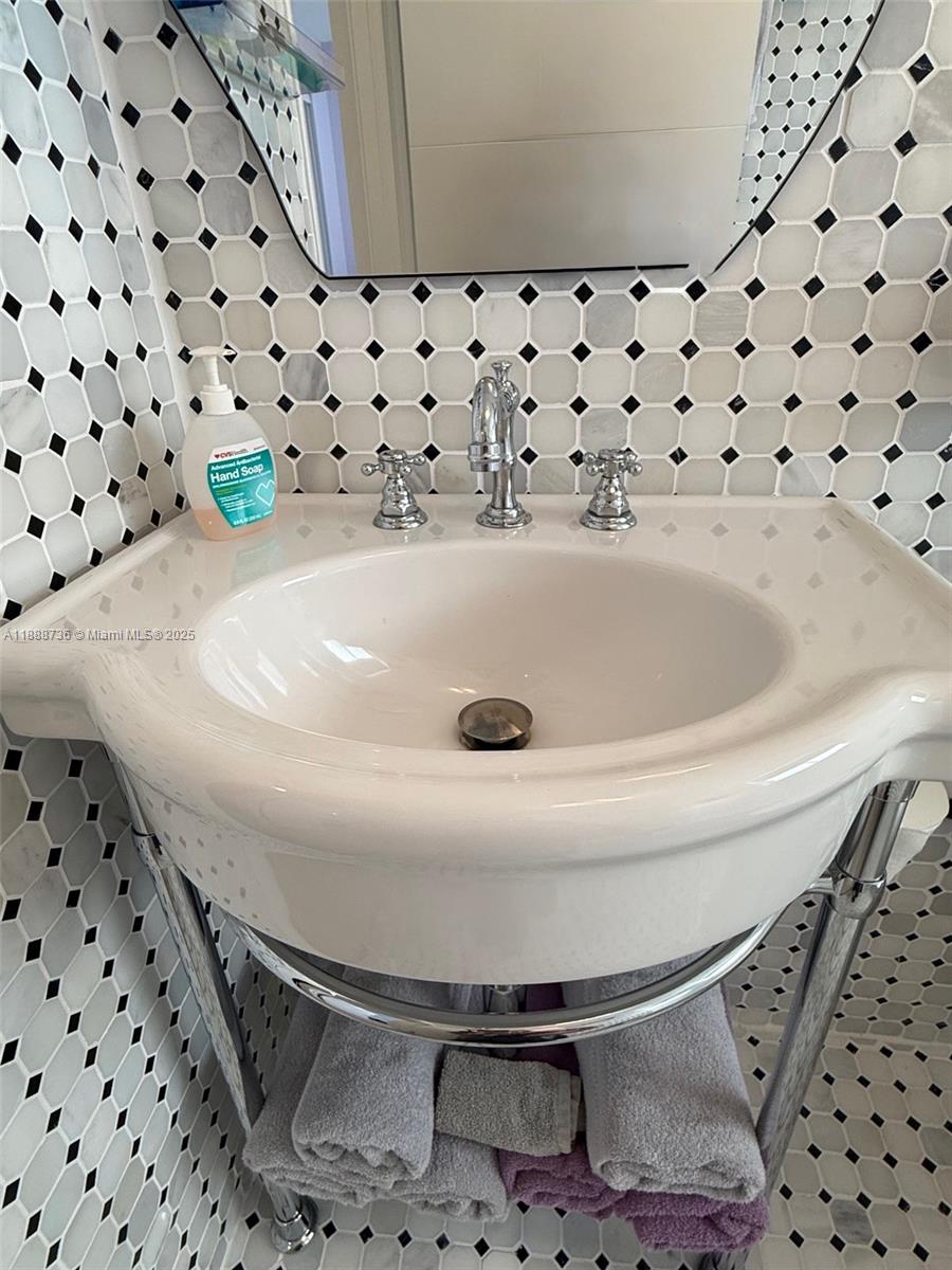 199 Southwest 12th Avenue, Unit 404A Miami, FL 33130 - Photo 31 of 65 a bathroom with a bathtub