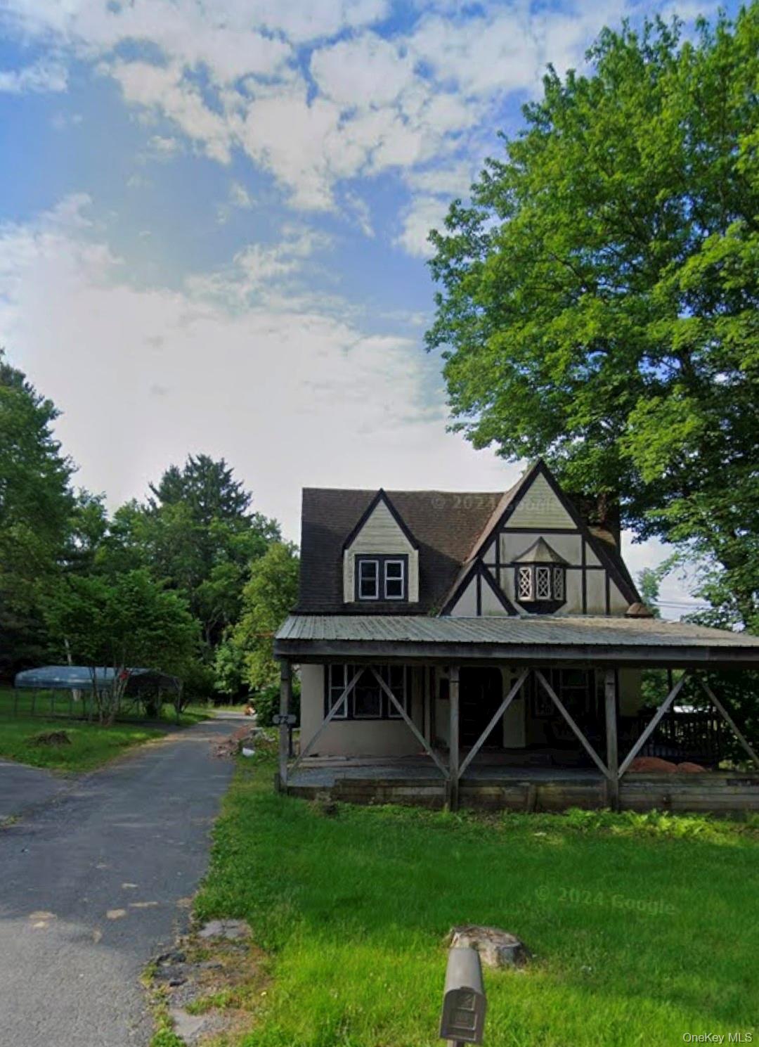 a view of a back yard