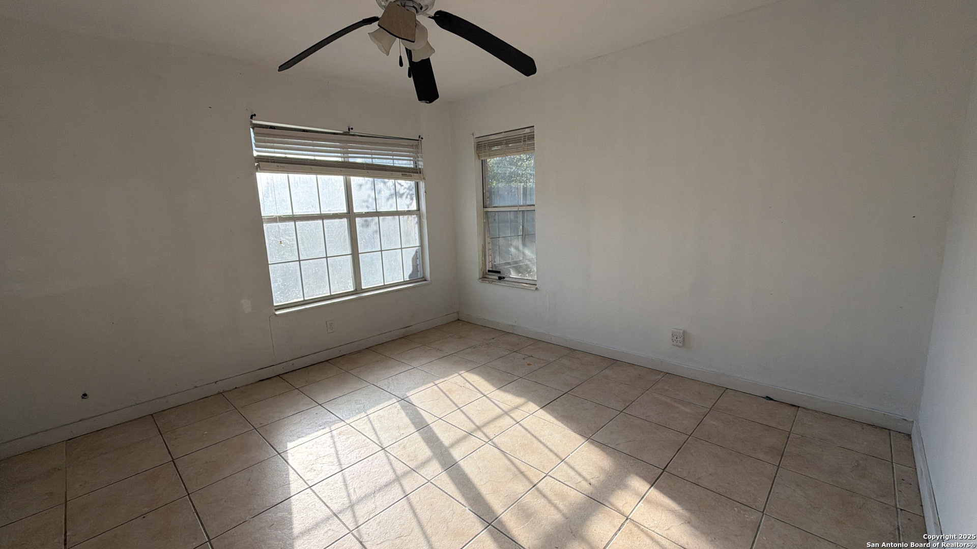 218 Graham Road Kenedy, TX 78119 - Photo 13 of 19 an empty room with windows and ceiling fan