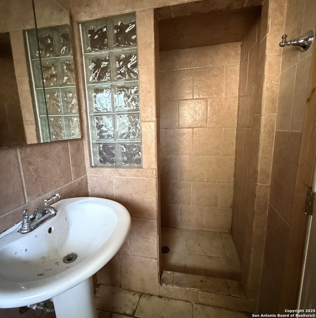 218 Graham Road Kenedy, TX 78119 - Photo 15 of 19 a bathroom with a bathtub and shower