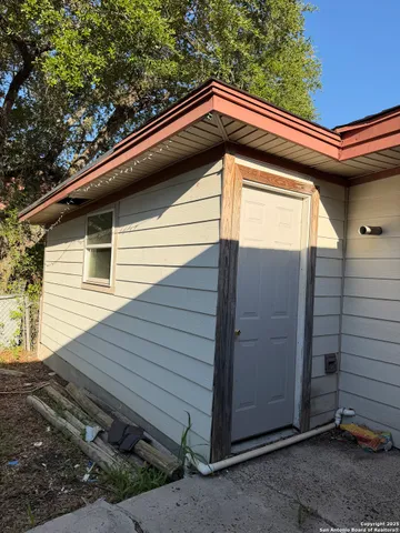 a view of a house with backyard