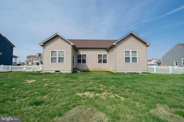 a view of a house with backyard and garden
