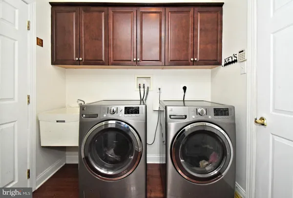 a view of entryway with washer and dryer