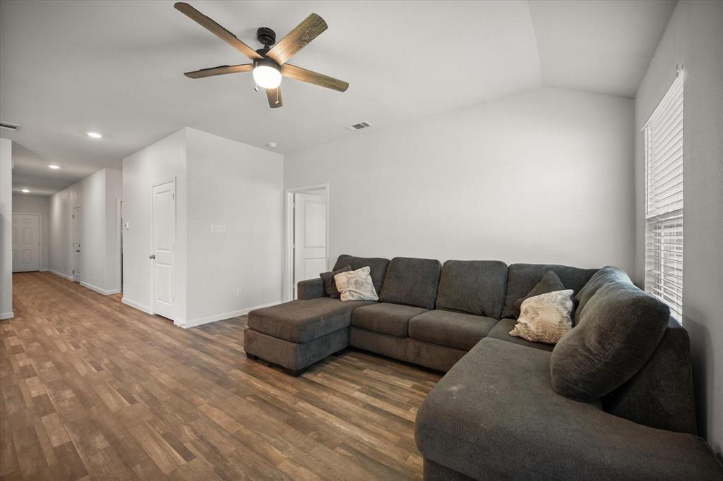 909 Avagail Avenue Springtown, TX 76082 - Photo 5 of 26