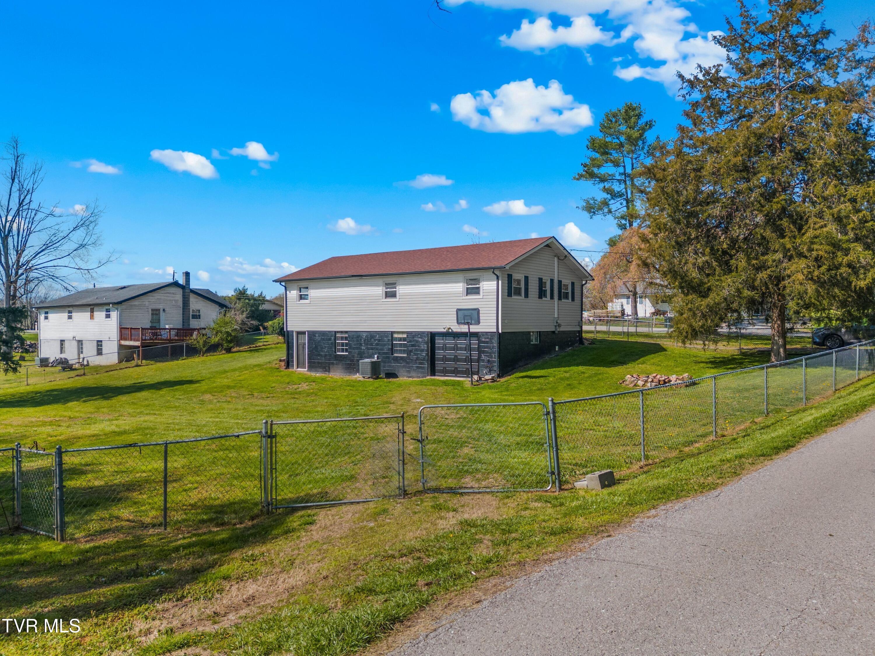 300 Glades Circle Bean Station, TN 37708 - Photo 6 of 36 033-300GladeCircle-BeanStation-TN-37708-