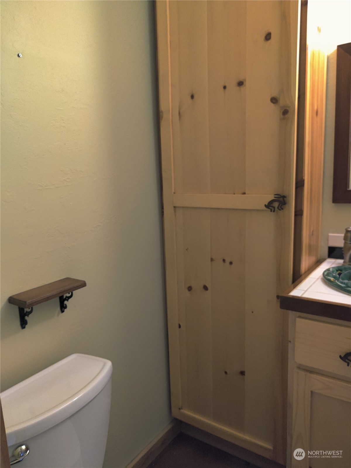 18142 Peter Burns Road Mount Vernon, WA 98274 - Photo 12 of 39 a bathroom with a toilet