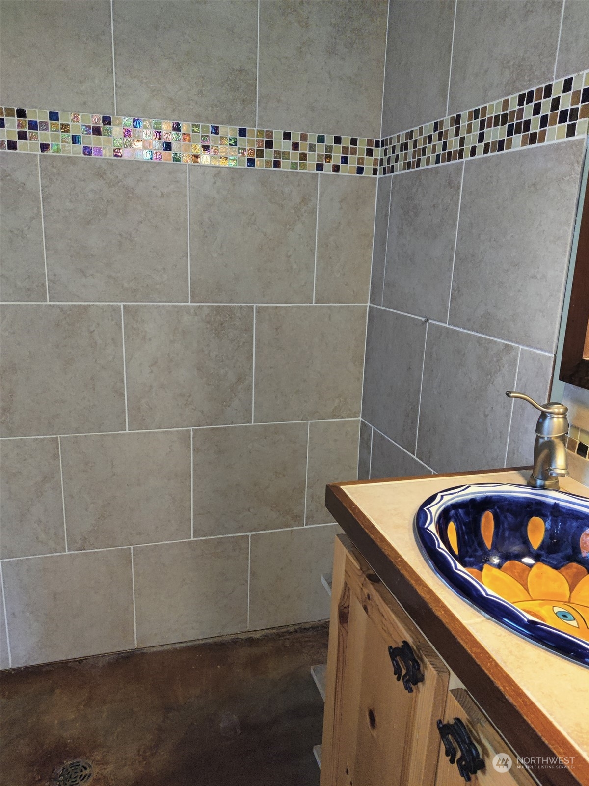 18142 Peter Burns Road Mount Vernon, WA 98274 - Photo 17 of 39 a bathroom with a bathtub and shower