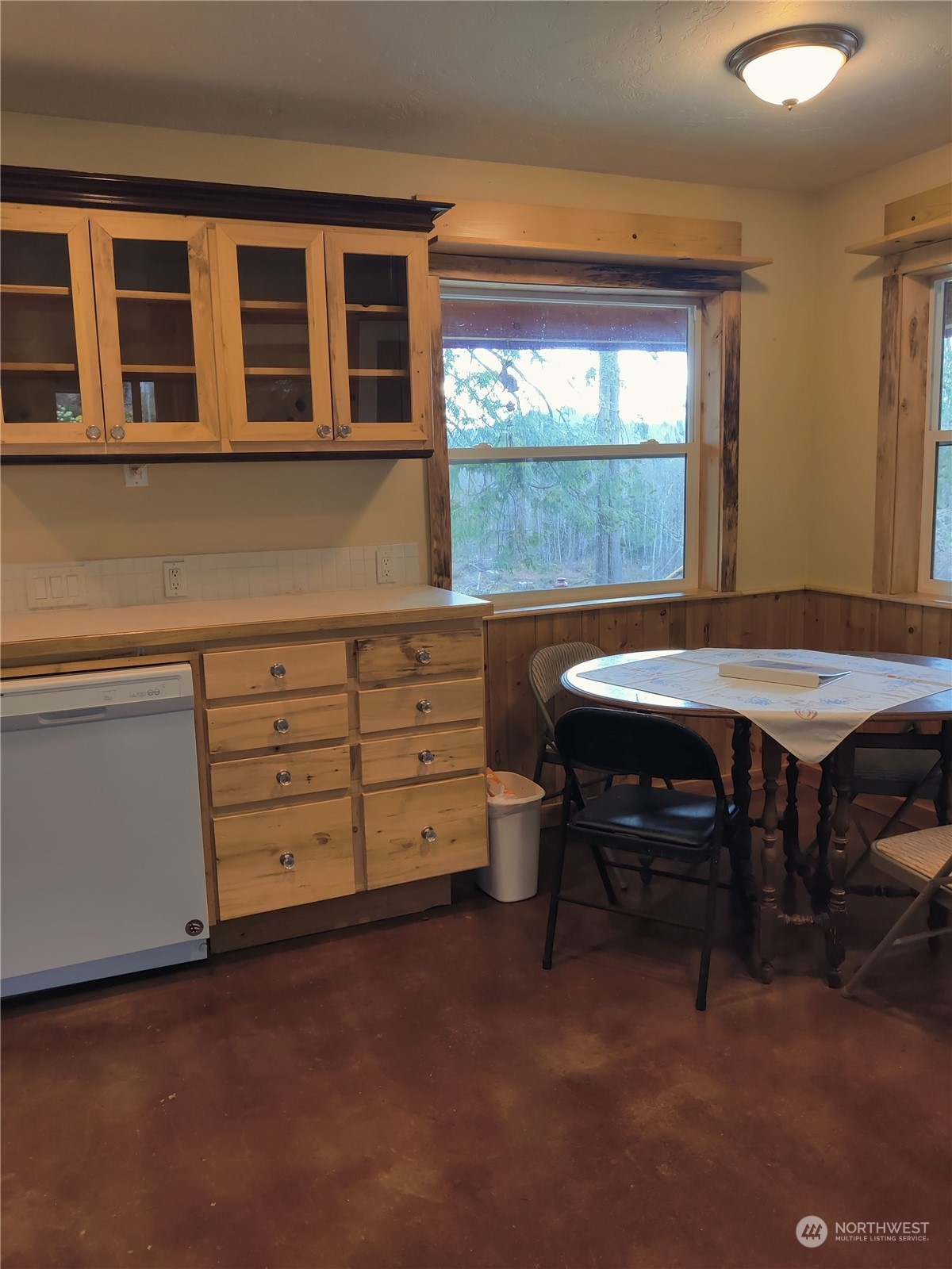 18142 Peter Burns Road Mount Vernon, WA 98274 - Photo 2 of 39 a room with a bed and a window